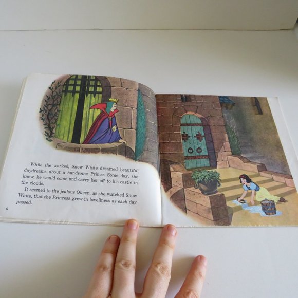 DISNEY Snow White Book & Cassette Tape & USB Flash Drive with MP3 Files - Picture 3 of 9